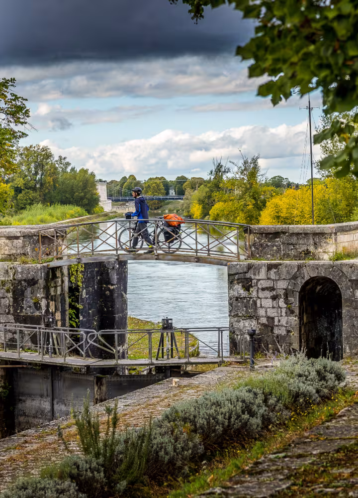 Écluse de Mantelot à vélo