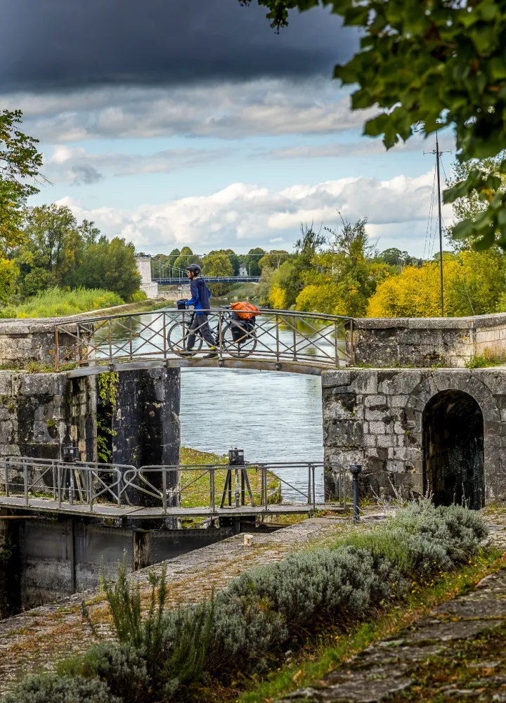 Écluse de Mantelot à vélo