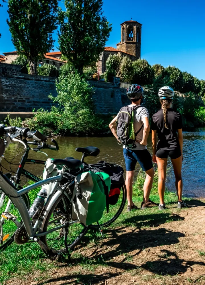 Cyclistes au bord de l'Allier à Langeac 