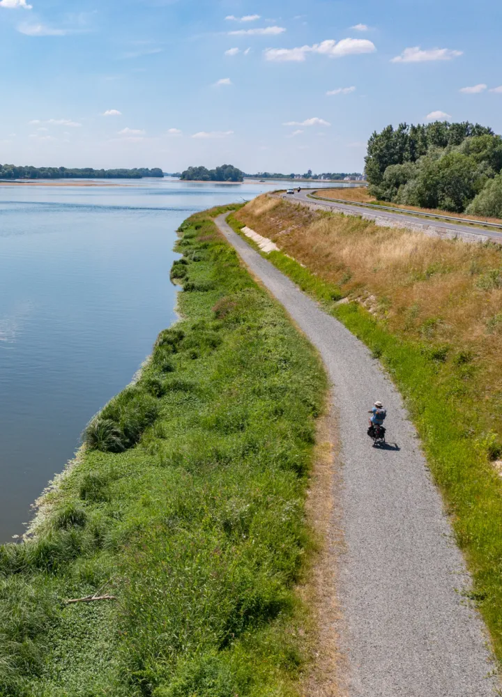 Cycliste sur les bords de Loire