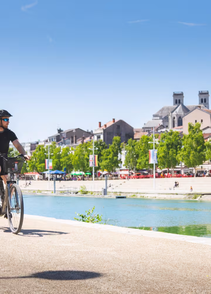 Cyclistes à Verdun au bord de la Meuse