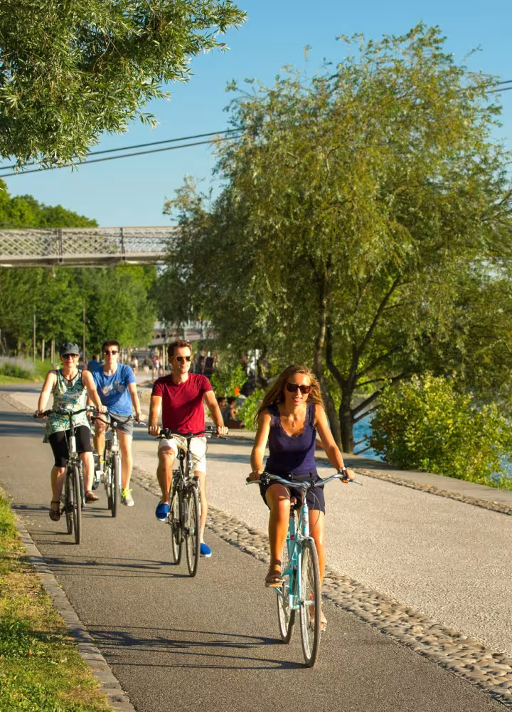 Les berges du Rhône à vélo à Lyon