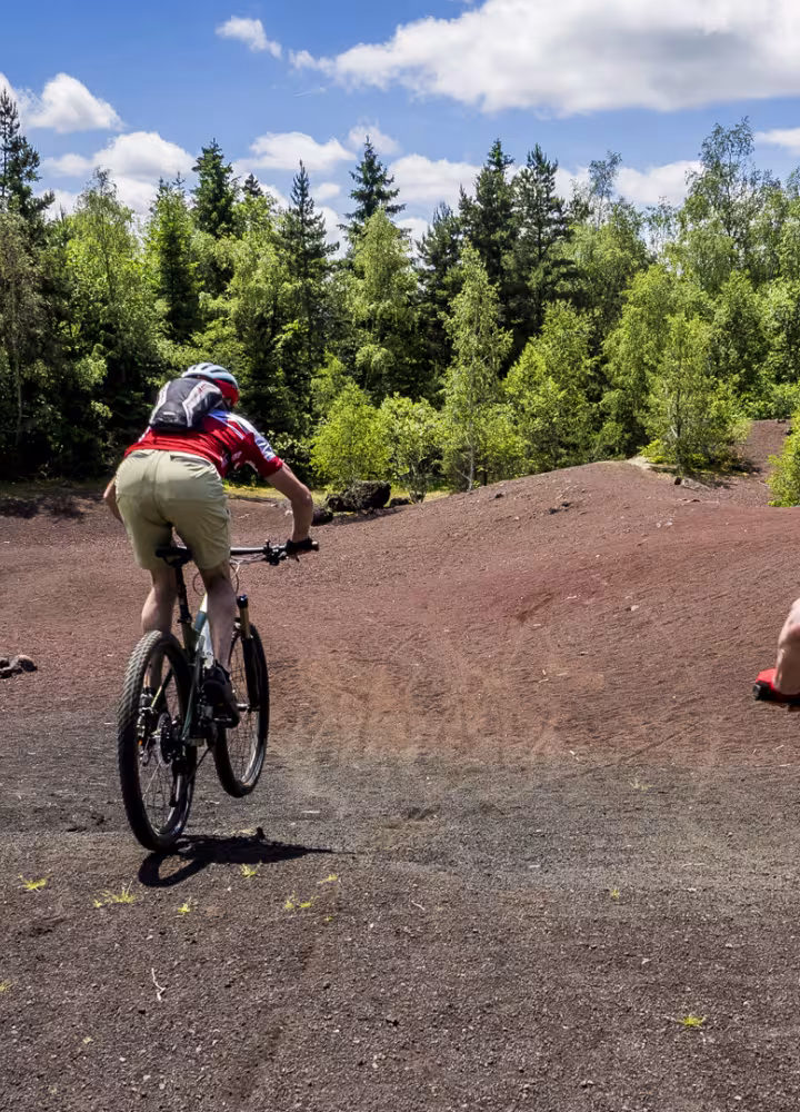 VTT dans la pouzzolane dans les volcans d'Auvergne