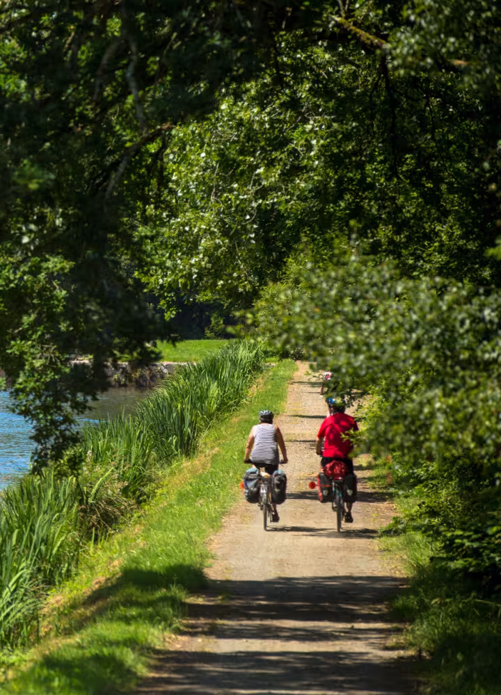 Kayaks et vélos sur le Canal de Nantes à Brest