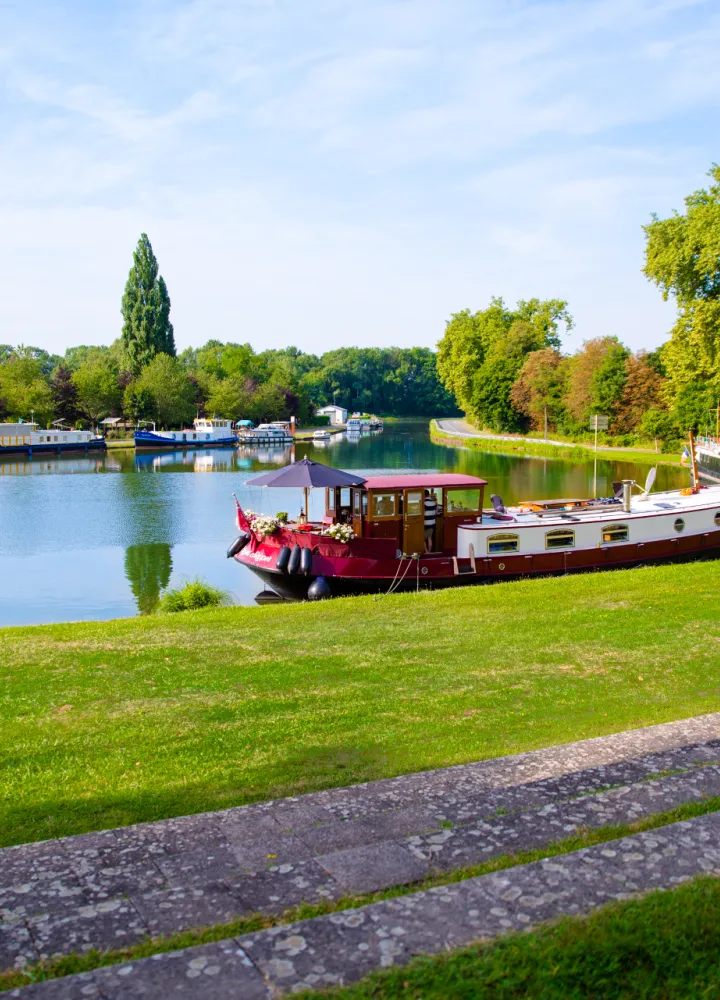 Péniche sur le canal du centre à vélo