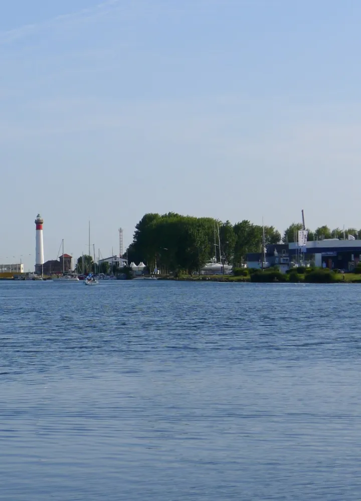 Sur le canal entre Ouistreham et Caen