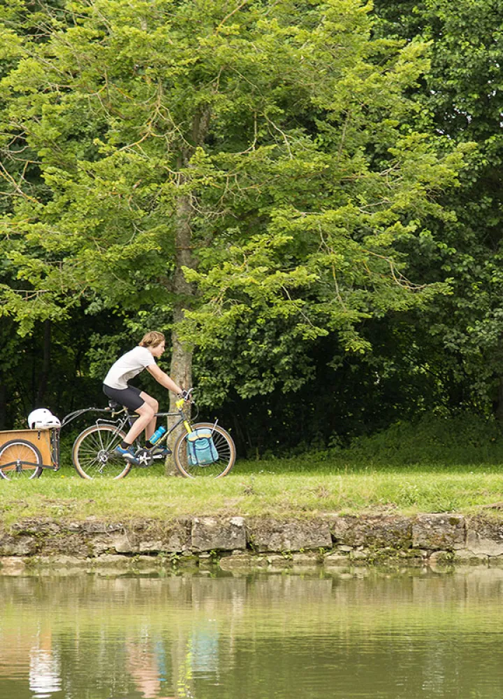 Le canal de Bourgogne à vélo vers Pont-Royal
