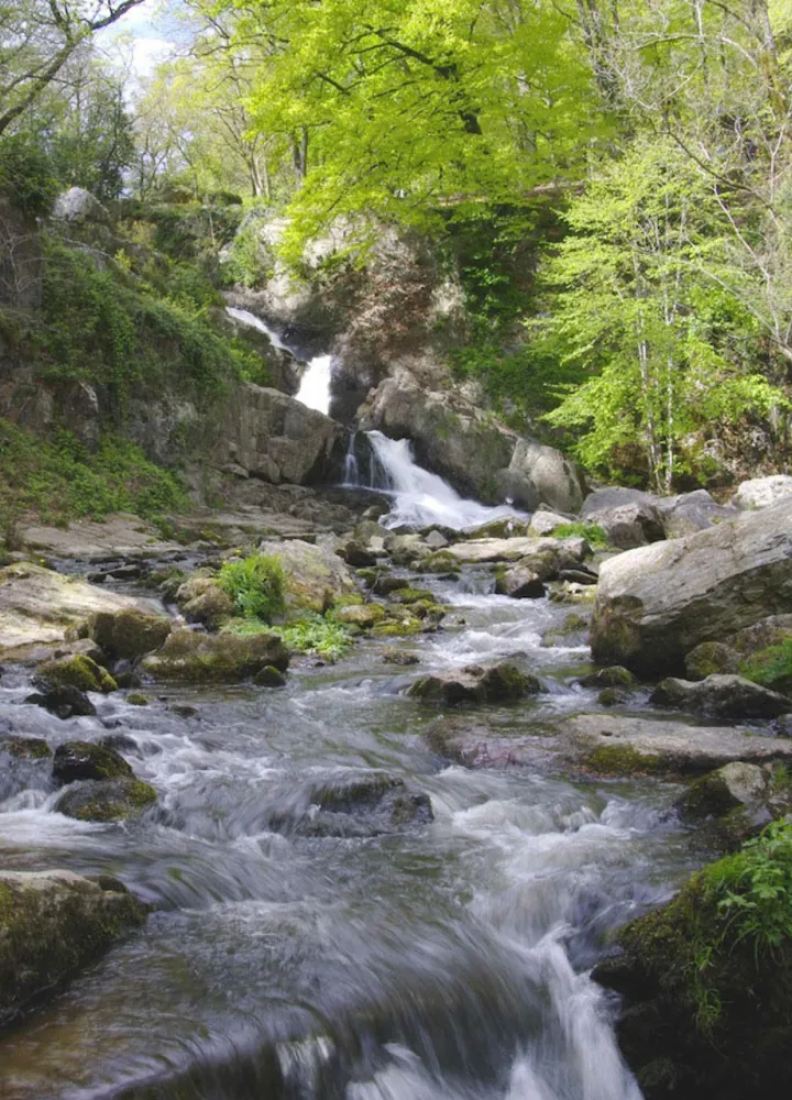 Cascade de Mortain, alimentée par la rivière Cance
