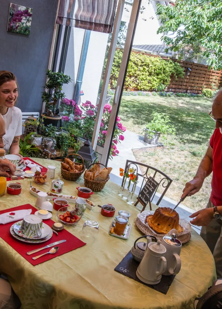 Petit déjeuner en chambre d'hôtes Accueil Vélo