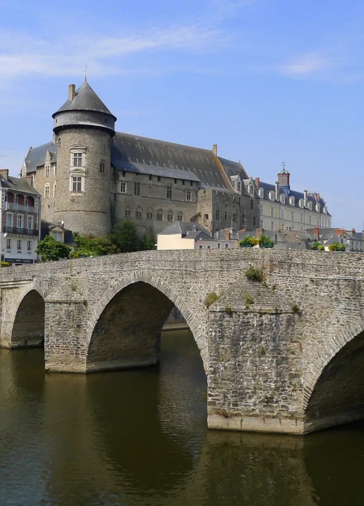 Arrivée à Laval et son château