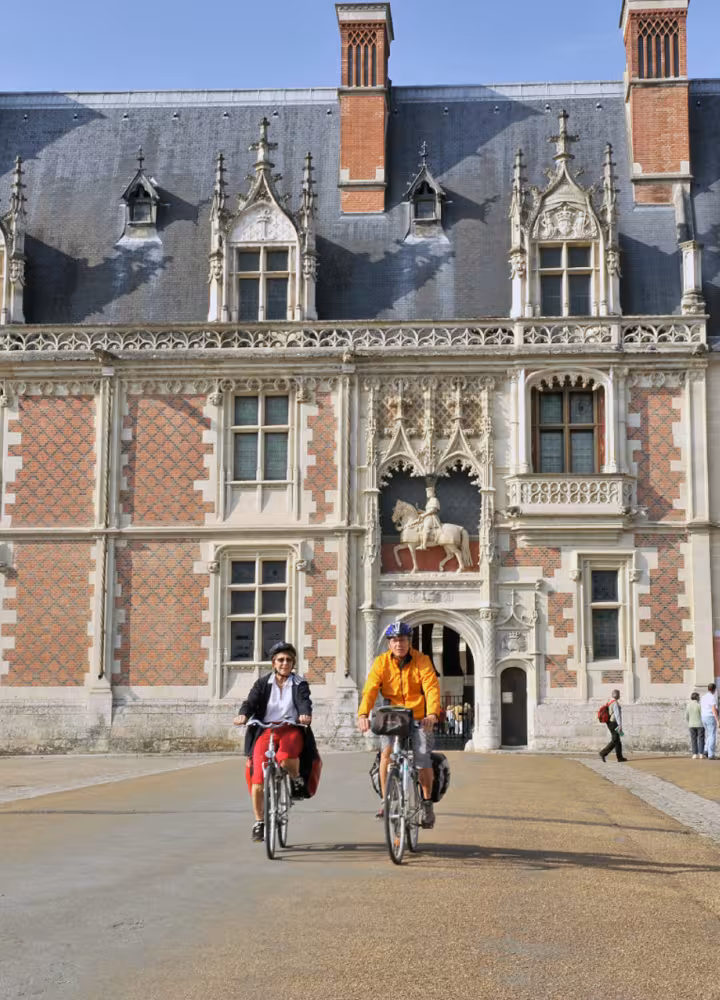Passage au Château Royal de Blois - La Loire à vélo
