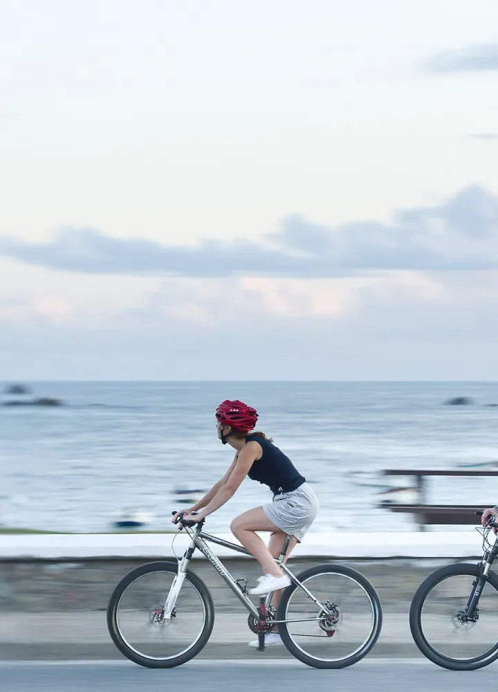 à VTT et en couple le long de la côte