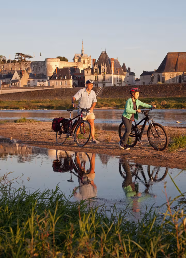 Deux voyageurs à vélo sous un coucher de soleil - Amboise