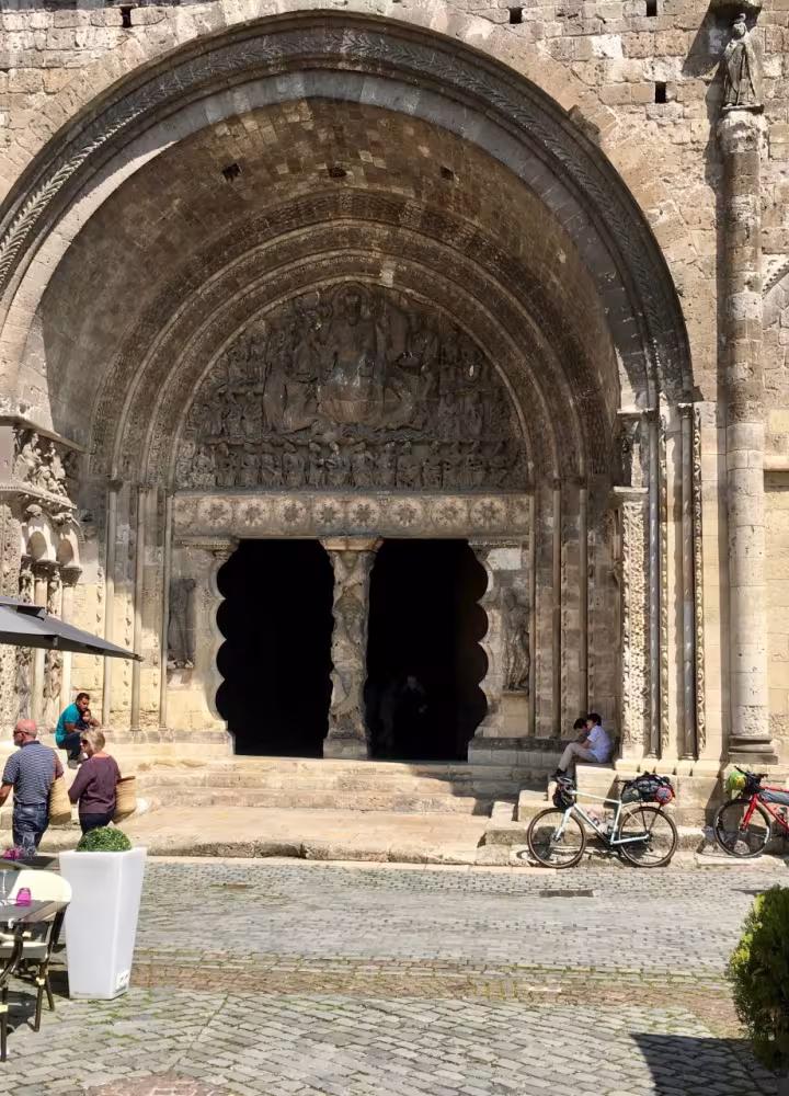 Sur le parvis de Moissac
