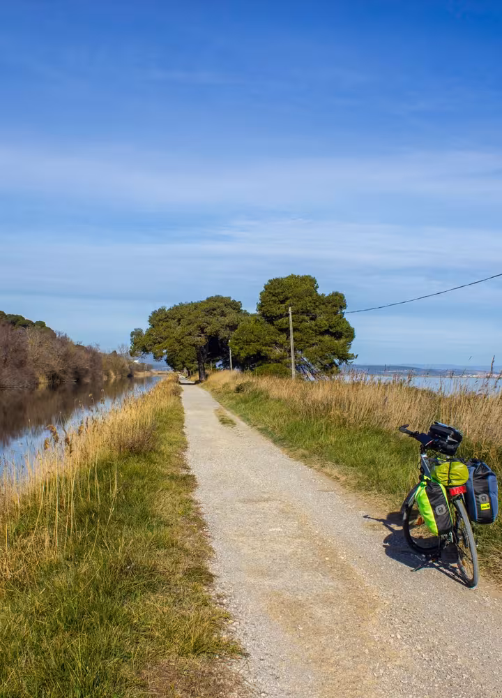 Petite route à vélo aux abords de Narbonne