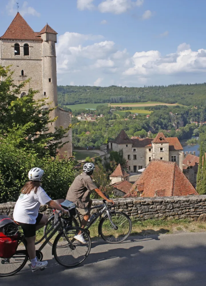 Cyclistes à Saint-Cirq-Lapopie