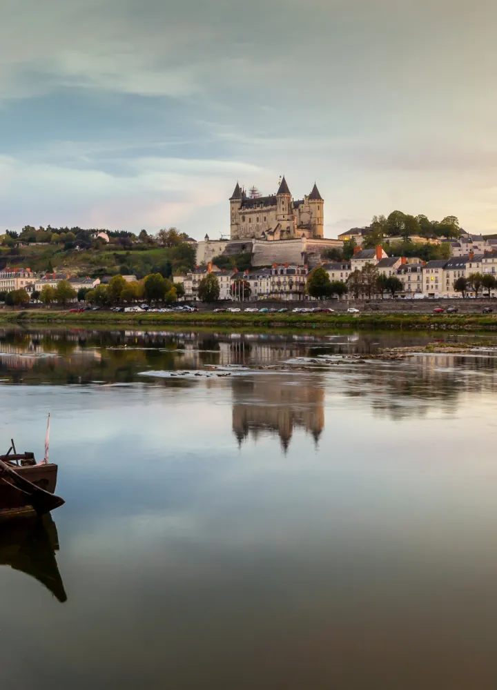 Lever de soleil sur Saumur et son château