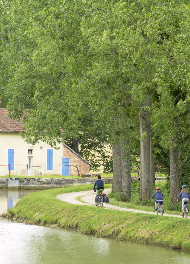 Voyageurs à vélo sur le canal de Bourgogne vers Pont-Royal