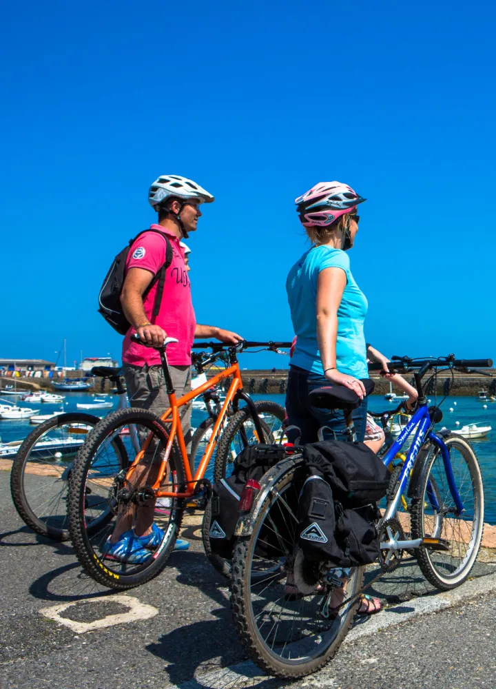 Voyageurs à vélo : l'arrivée à Roscoff - Tour de Manche