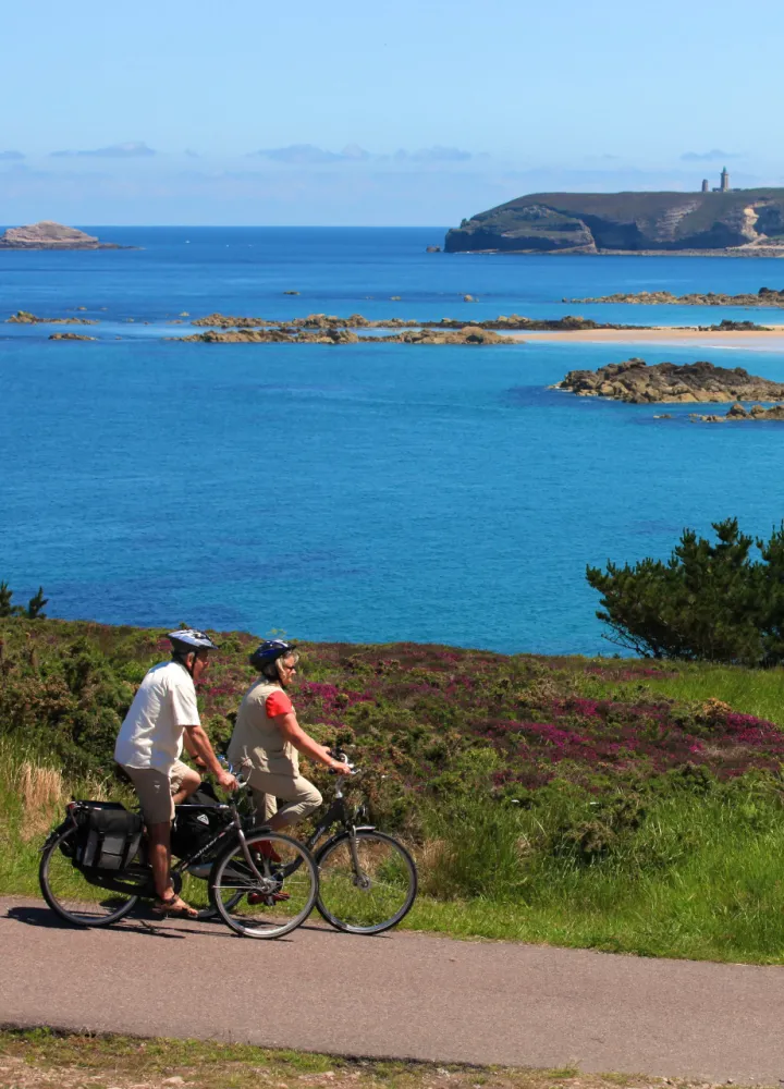 Voyageurs à vélo en direction du Cap Frehel