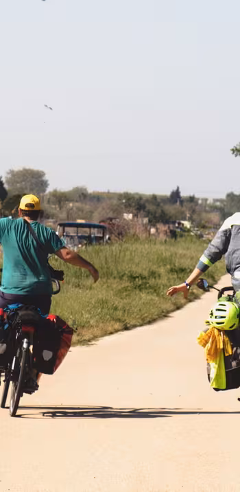 Couple cycliste à vélo sur l'EuroVelo 8 en Camargue