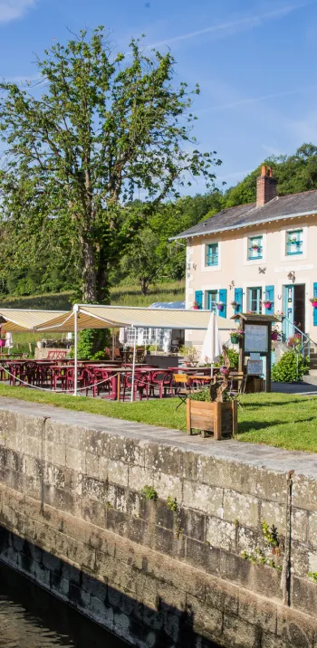 Maison éclusière en bord de Mayenne