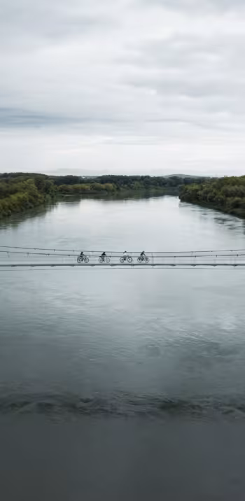 ViaRhôna : traversée du Rhône sur la passerelle de l'Oiselay-Sauveterre
