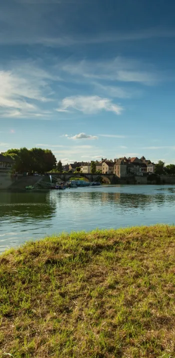 Cycliste et confluence du Doubs et de la Saône