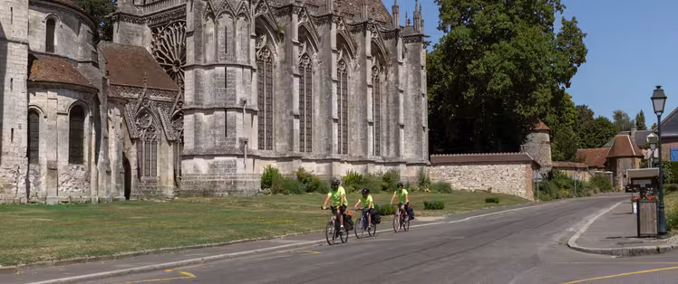 Cyclistes devant l'abbatiale de Saint-Germer-de-Fly