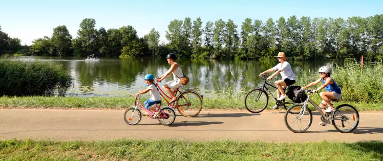 En famille à vélo sur le chemin de halage de la Saône