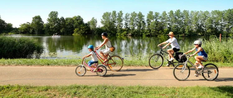 En famille à vélo sur le chemin de halage de la Saône