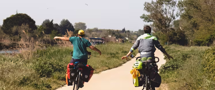 Couple cycliste à vélo sur l'EuroVelo 8 en Camargue