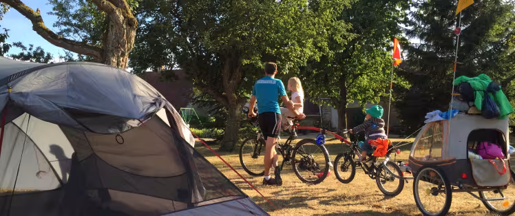 En famille à vélo sur le Canal de Bourgogne