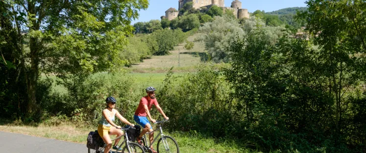 Vue sur le château de Berzé-le-Châtel