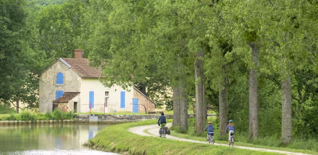 Voyageurs à vélo sur le canal de Bourgogne vers Pont-Royal