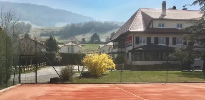 Hôtel et cours de tennis