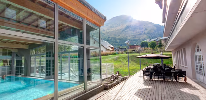 Terrasse extérieure et piscine