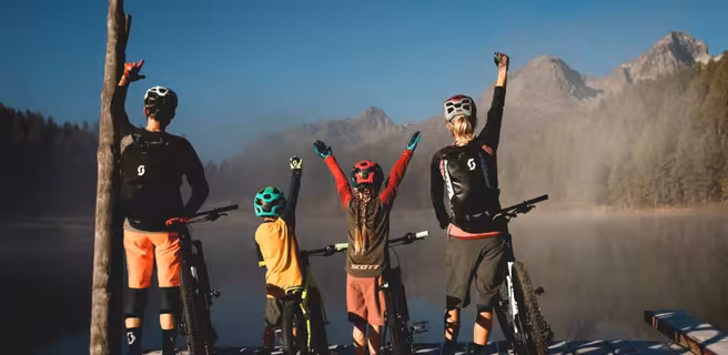 Famille en vélo au bord de l'eau