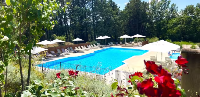 Vue piscine entièrement rénovée