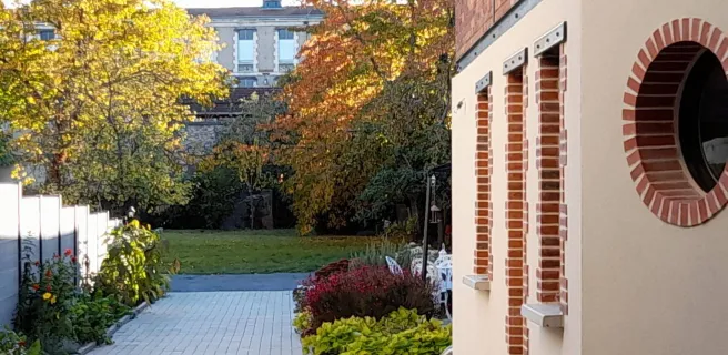 ENTRÉE DE LA PROPRIÉTÉ AVEC VUE SUR LE PARKING