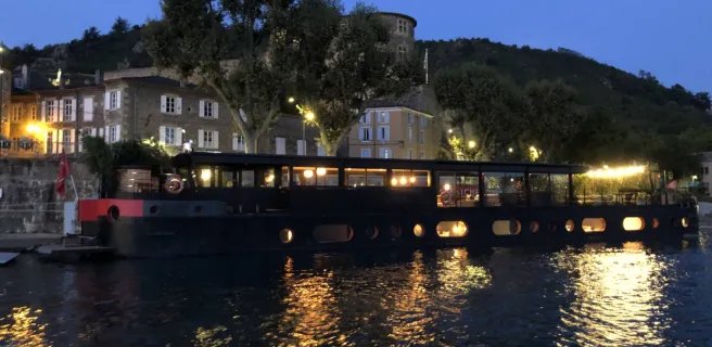 Bed and Bicycle ( La Péniche )