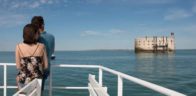 Couple sur le pont d'un navire, devant le célèbre Fort Boyard