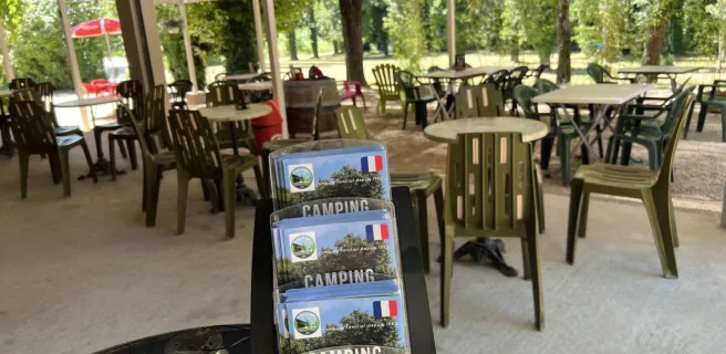 Terrasse ombragée avec la documentation