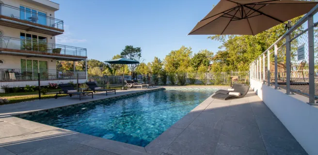 Photo prise de l'extérieur avec une vue sur la piscine
