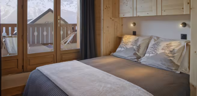 Chambre double avec vue sur Belledonne, balcon avec transats, rangements au-dessus et sur les côté du lit