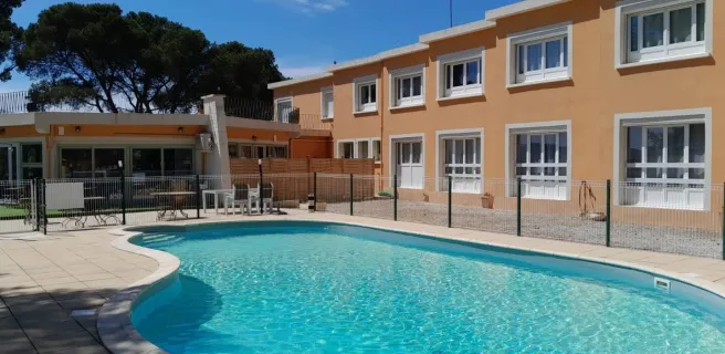 Hôtel Les Rocailles à Montagnac - Piscine