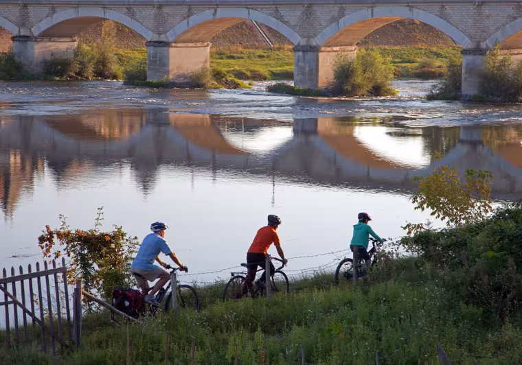 Cyclistes en bord de Loire - Amboise