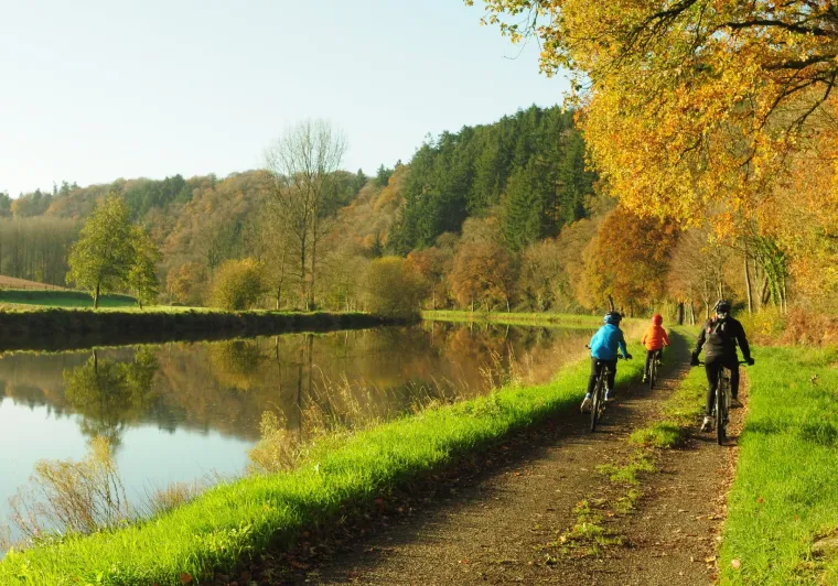 Famille à vélo sur le canal de Nantes à Brest entre Chateaulin et Chateauneuf-du-Faou