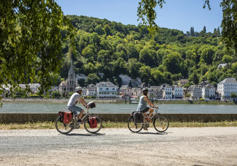 Arrivée à La Bouille à vélo, côté Sahurs