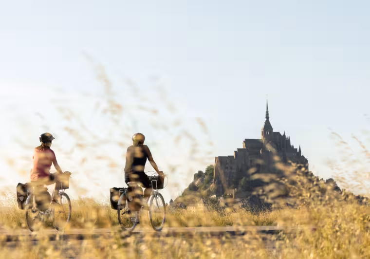 Cyclistes arrivant au Mont St-Michel